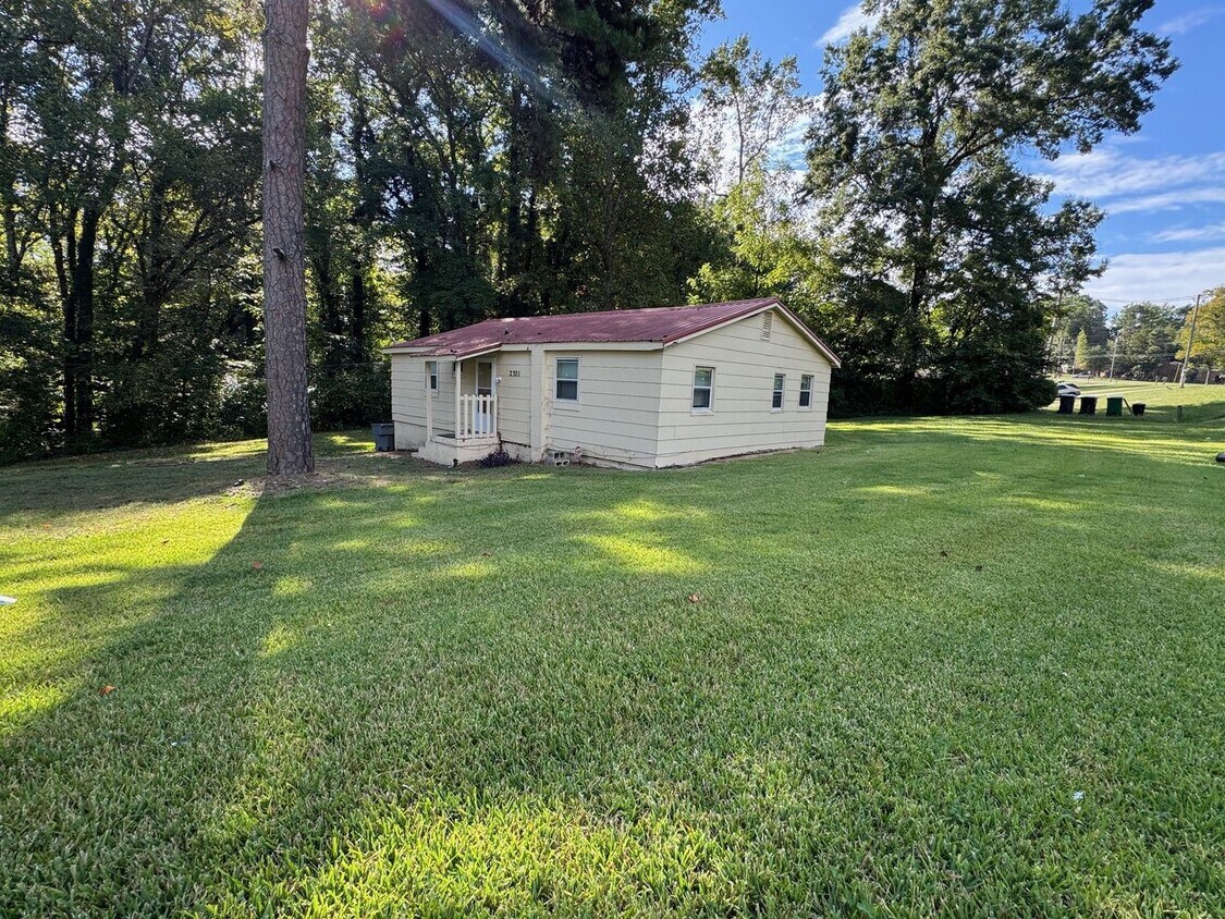 Foto principal - 3bed 1.5 bathroom house.