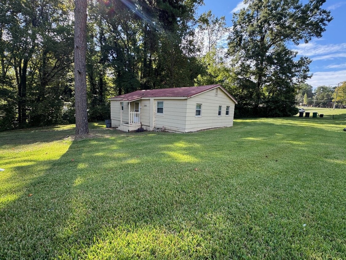 Primary Photo - 3bed 1.5 bathroom house.