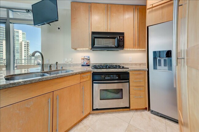 Building Photo - 801 Ash St