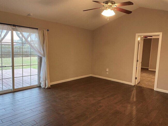 Building Photo - 1121 Greendale Dr