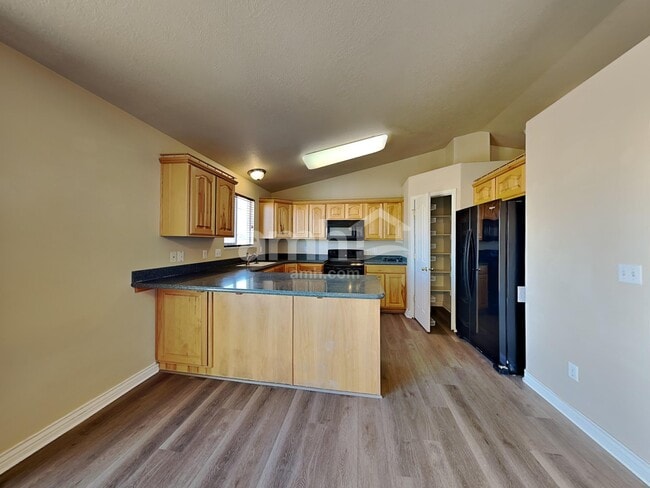 Building Photo - 340 W Oaks Dr