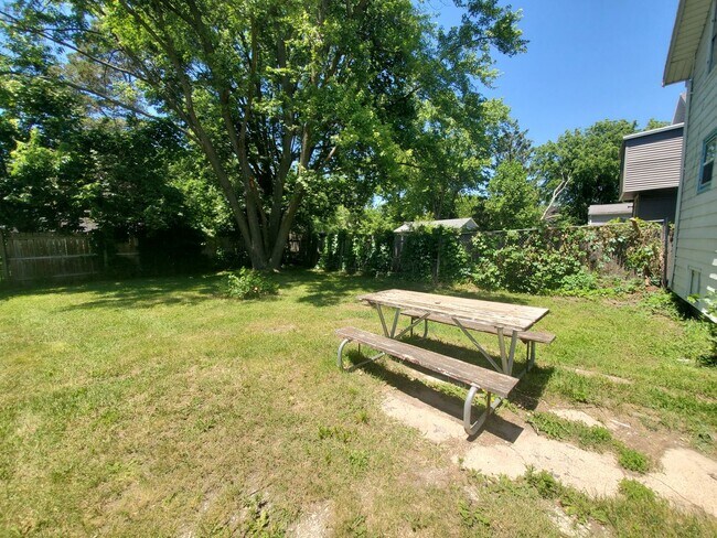 Building Photo - FOR RENT- 140 Moir *pets ok with conditions*
