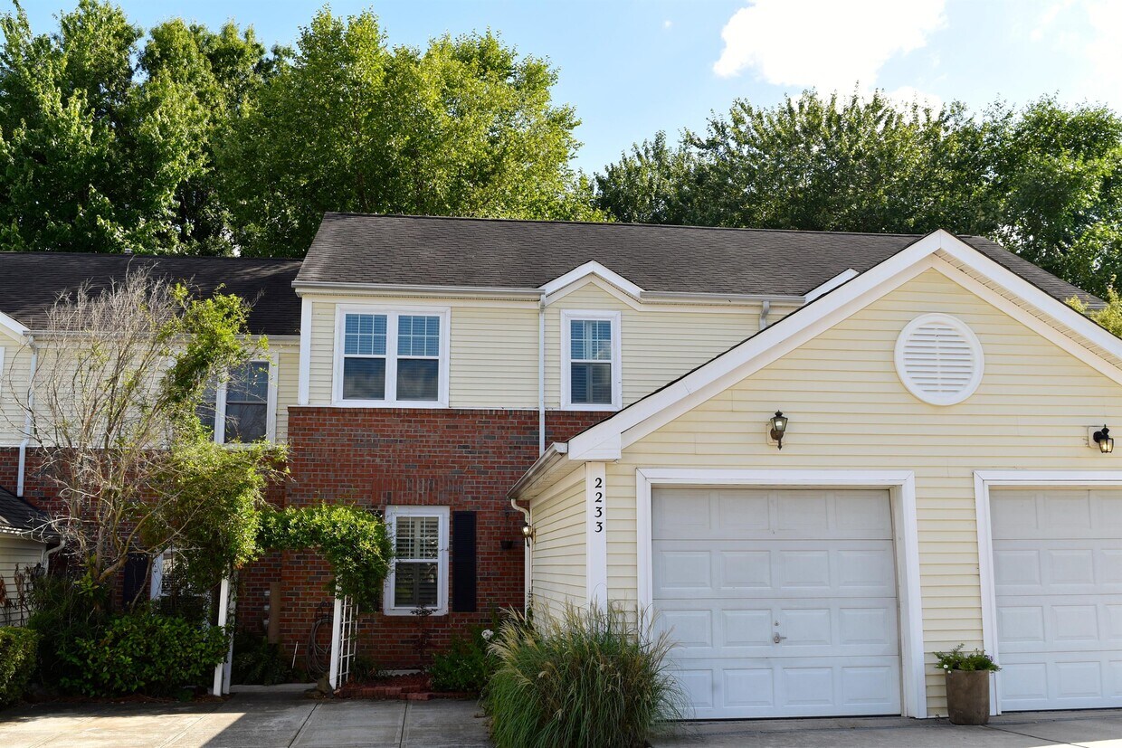 Primary Photo - 2233 Oak Hill Village Ln