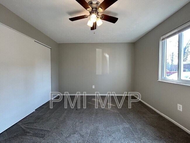 Foto del edificio - 912 S Spring Rd