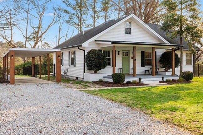 Foto del edificio - Not Your Average Rental: High-End Comfort and Large Fenced Yard in the Heart of Raleigh
