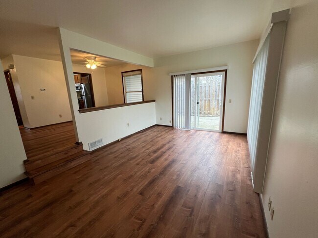 Building Photo - Easy commute to Downtown, West - 3 bedroom, 1.5 bath duplex with yard, garage