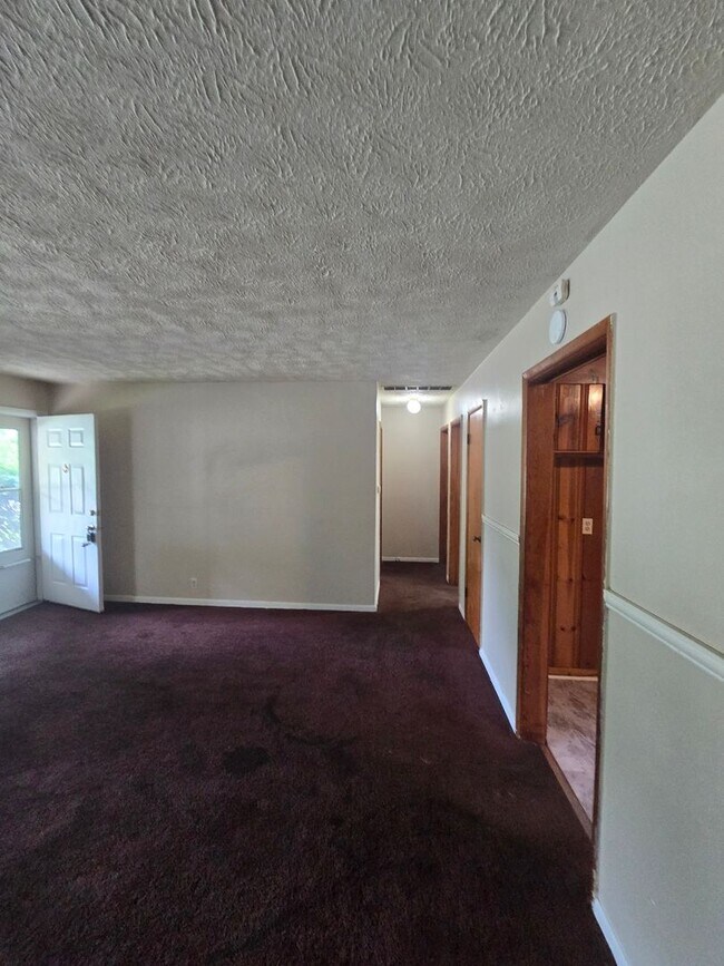Foto del edificio - Two Bedroom Duplex located in Lawrence Township near Shadeland and 48th St