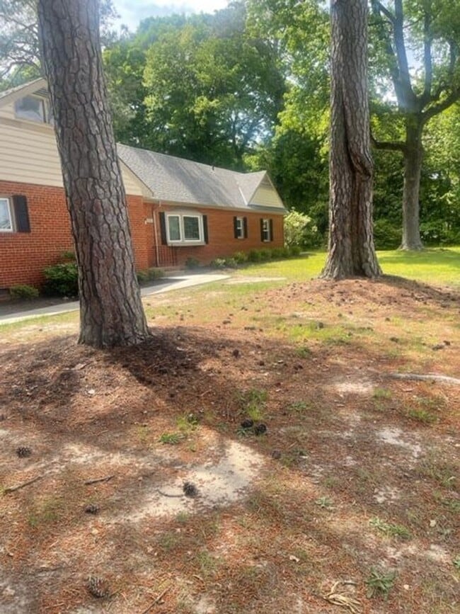 Building Photo - Charming 5 Bedroom Rancher Available Now !