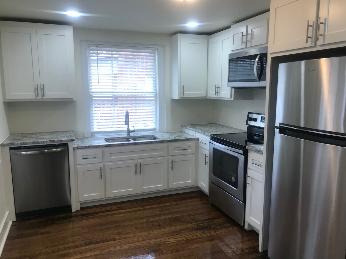 Foto principal - 908 Honor Heights Dr