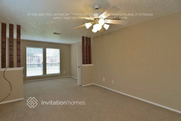 Foto del edificio - 5802 Longforest Dr