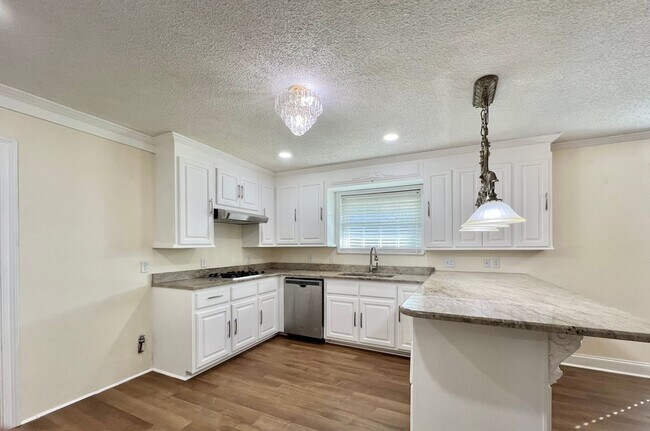 Foto del edificio - Three Bedroom House with a Huge Yard and B...