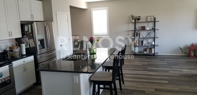 Building Photo - Ideal 4 Br 2 Ba 2 Car Garage Home in Gated Community Near Southern and S 16th St in Phoenix
