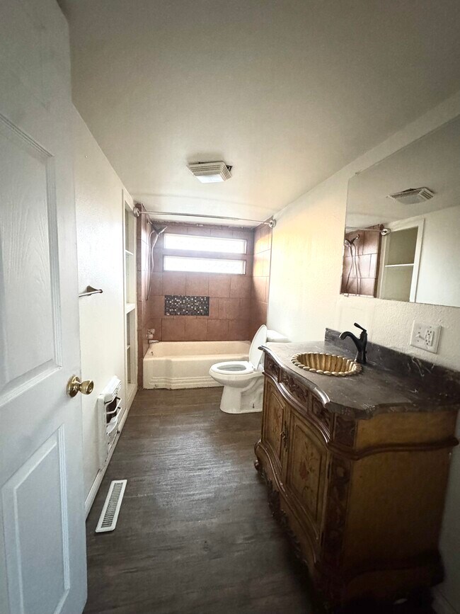 Baño - 11991 S Edmondson Rd