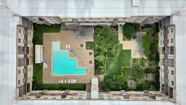Foto del edificio - 1100 W Trinity Mills Rd