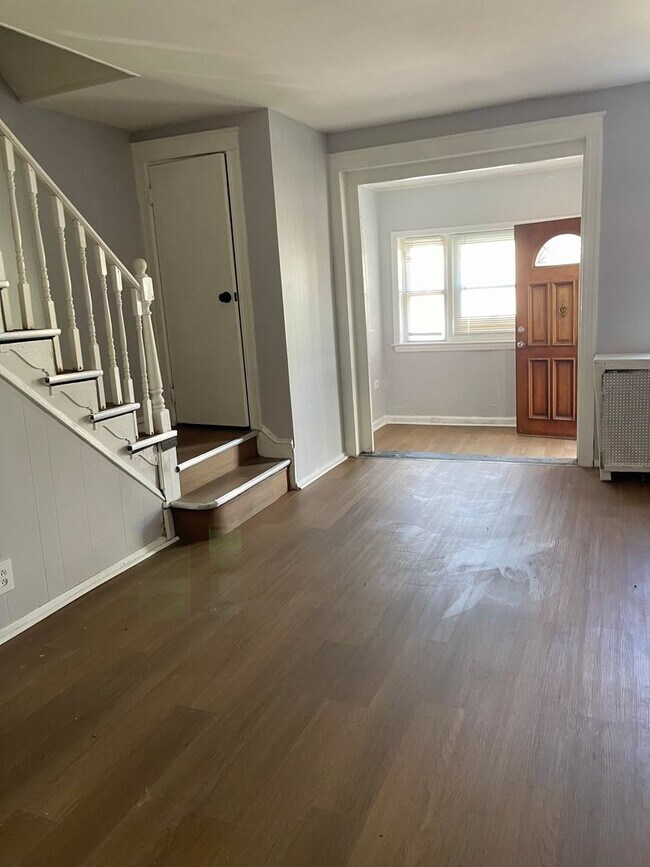 Building Photo - Lovely 3-bedroom townhome near 69th St.