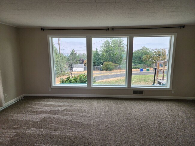 Foto del edificio - PRICE REDUCED! Don't miss out on this opportunity