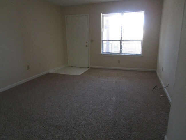 Building Photo - 2 Bedroom, 2 Bath - Water Included