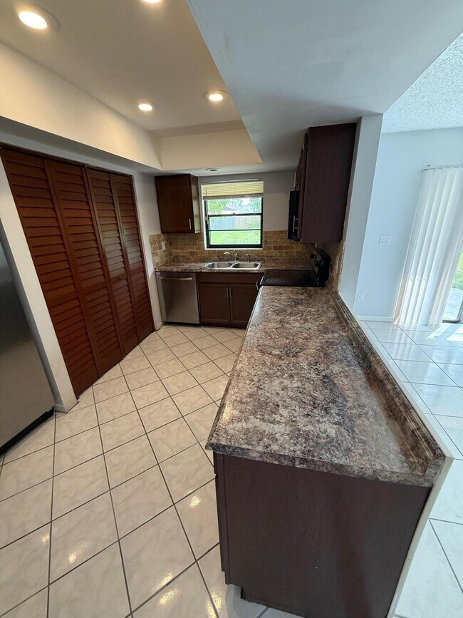 Foto del edificio - 1205 White Pine Dr