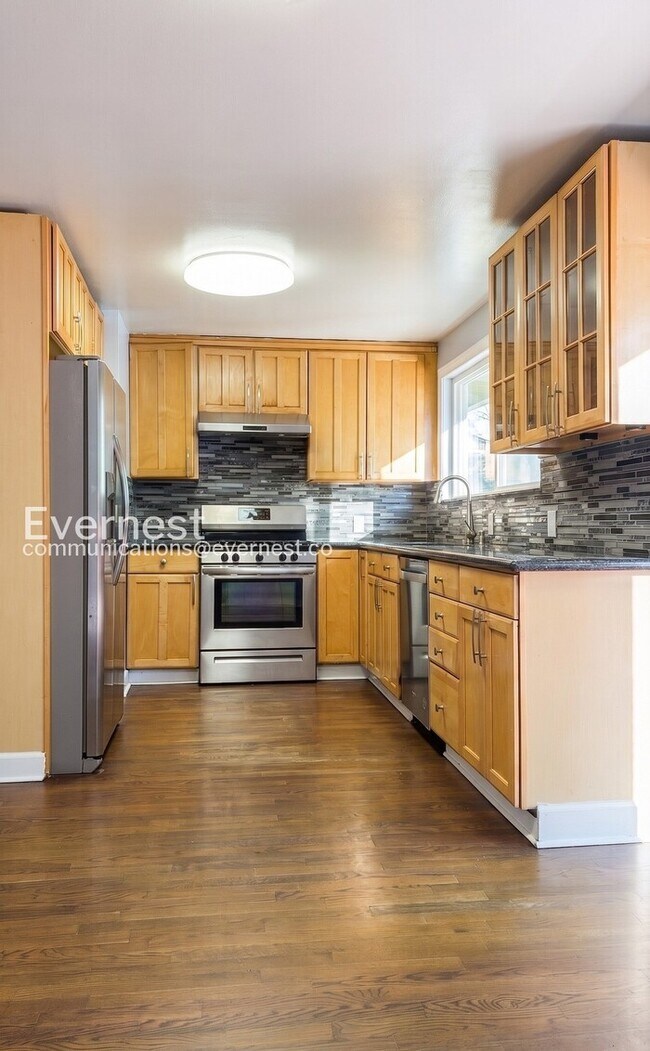 Building Photo - 4Bed/2Bath/Available Now!