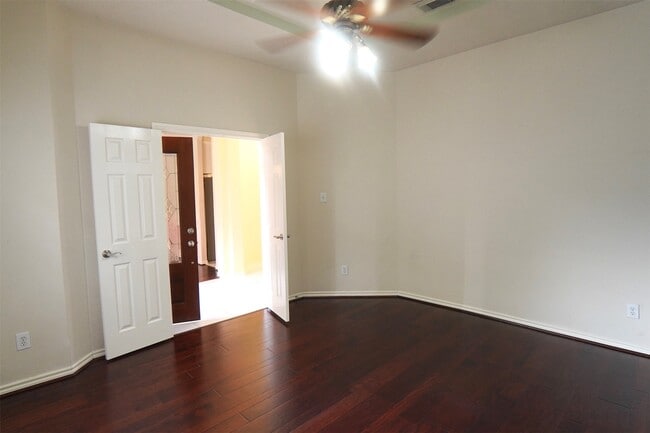 Foto del edificio - 6006 Country Ridge Dr