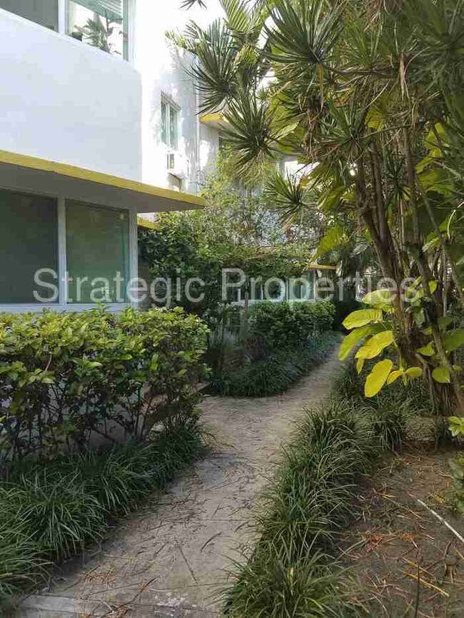 Building Photo - 6941 Bay Dr