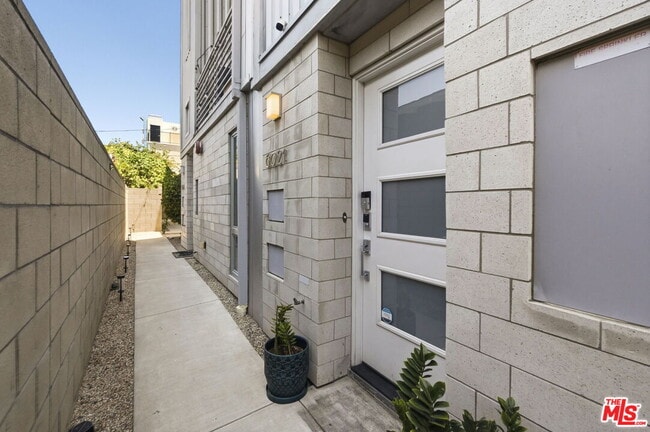 Building Photo - 6021 W Beachwood Ln