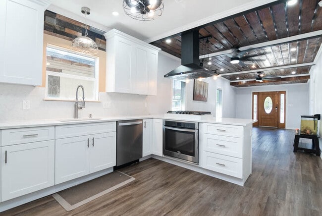 Foto del edificio - 560 W Highland Blvd