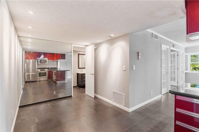 Building Photo - 615 NE 12th Ave