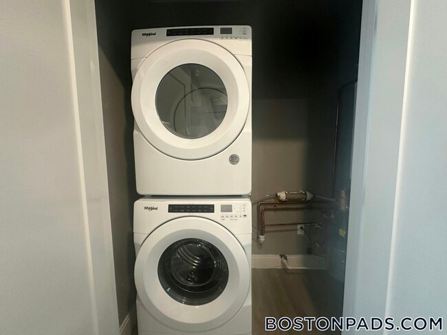 Building Photo - 656 Saratoga St