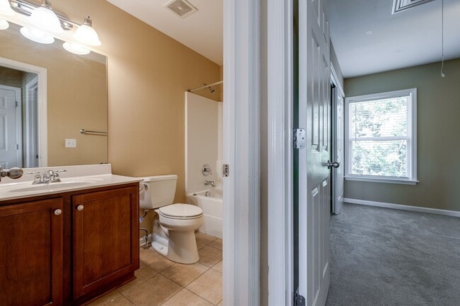 Foto del edificio - AVAILABLE NOW. 4 Bedroom 3 Bath. Over 3,000 square feet at  Providence Place.  Close to everythin...