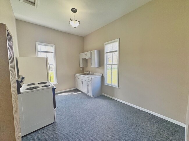 Building Photo - One Bedroom House Close to Campus!!