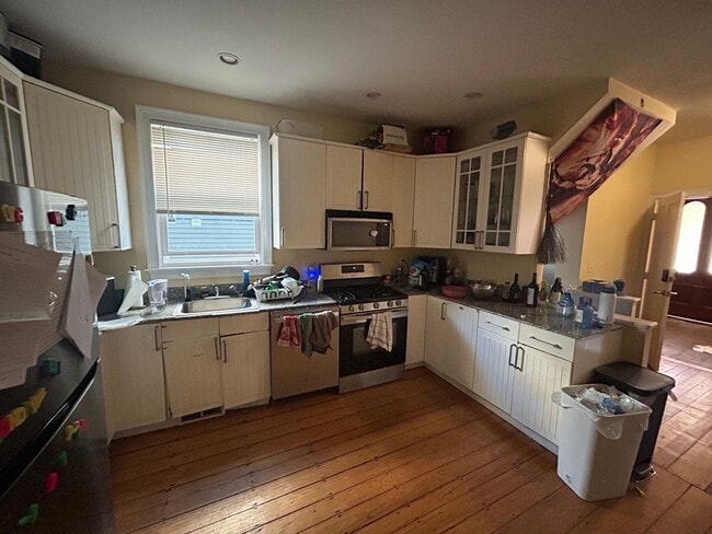 NO FEE!!! 6 BED/2 BATH IN PRIME MISSION HILL LOCATION ~ A/C, IN-UNIT LAUNDRY - NO FEE!!!   6 BED/2 BATH IN PRIME MISSION HILL LOCATION ~ A/C, IN-UNIT LAUNDRY House