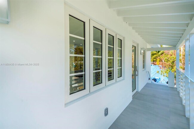 Building Photo - 524 NE 65th St