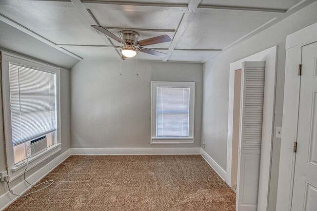 Building Photo - 464 College Ave