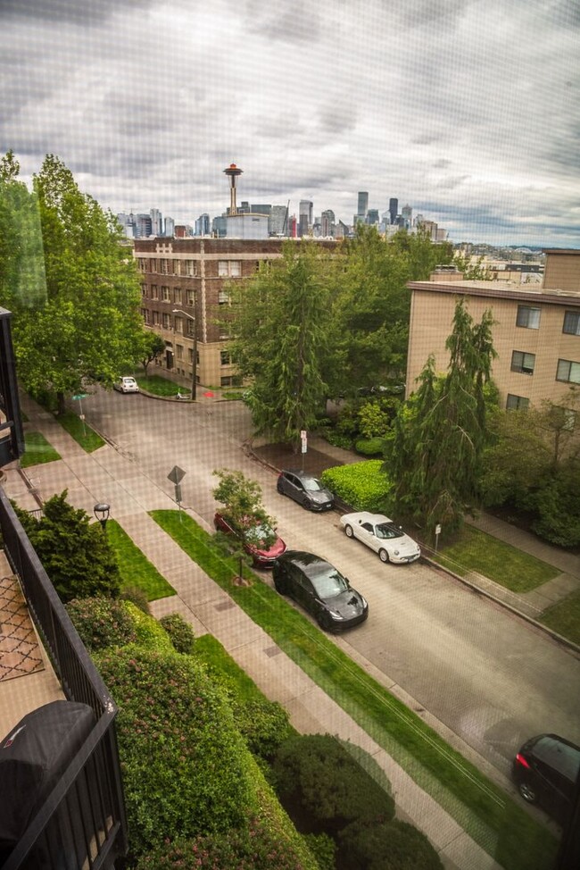 Building Photo - Beautiful 2BR/2BA Queen Anne Condo - Avail...