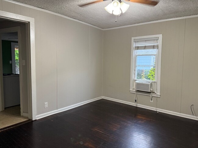 Building Photo - Cute shotgun style 1 bedroom/downtown Nash...