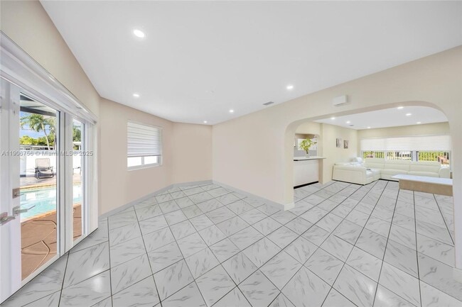 Foto del edificio - 490 W 33rd Pl