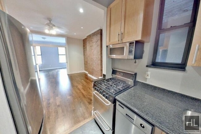 Building Photo - 10TH AVE.