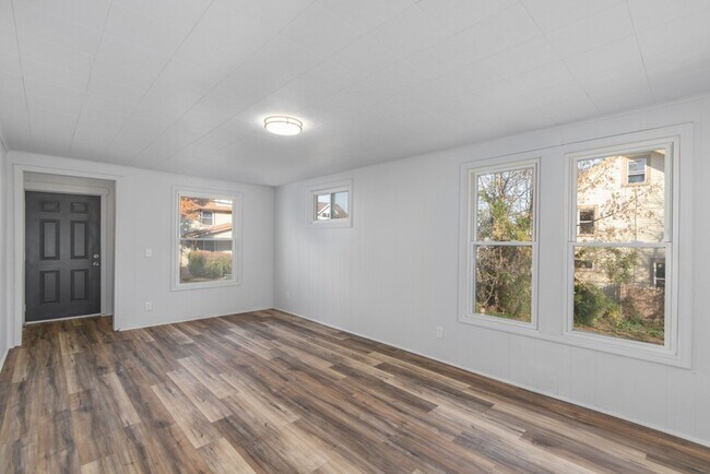 Foto del edificio - Single-Family House with 2BR and 1BA