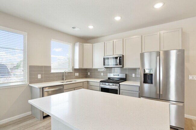 Building Photo - Spacious 3 Bed, 2.5 Bath Townhome in Prime Lakewood Location - Solar