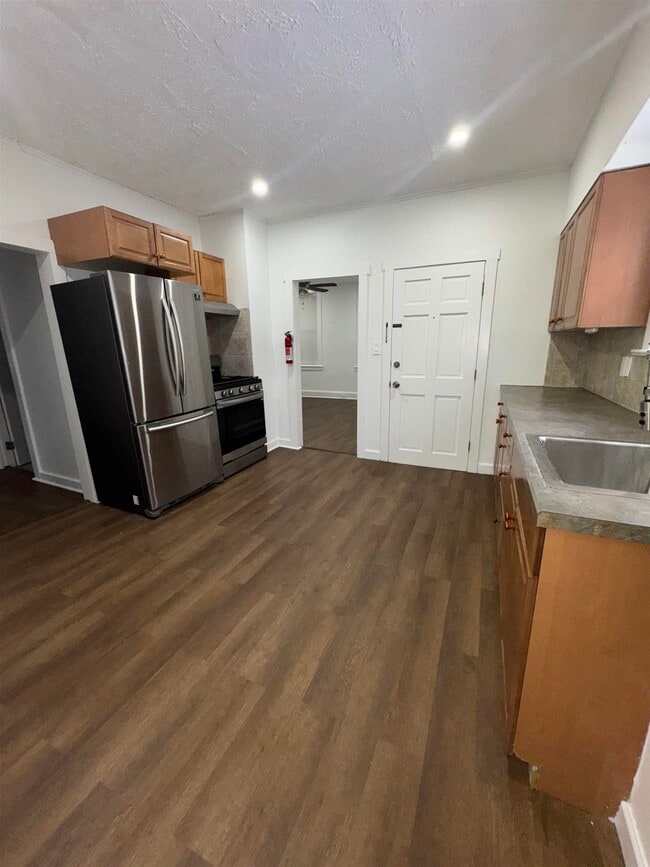 Building Photo - 438 4th St