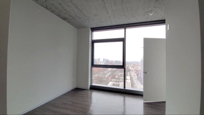Building Photo - 743 S Clark St