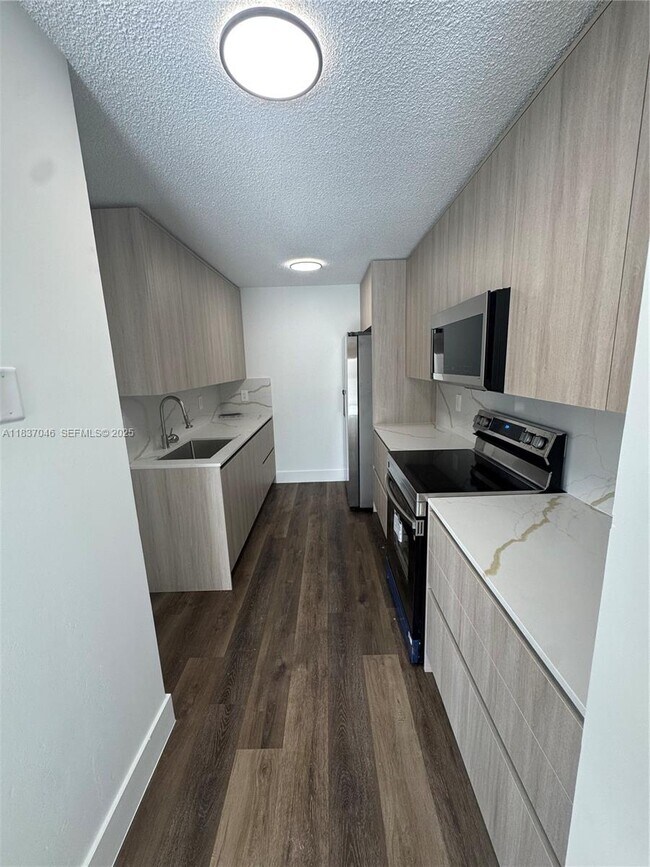 Building Photo - 157 NE 12th Ave