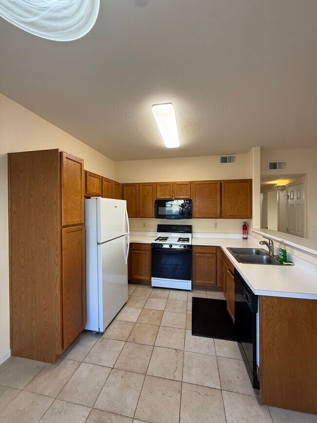 Building Photo - SPACIOUS 2bd/2ba Condo- Available NOW!