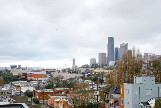 Building Photo - Beautiful High end Central District Home f...