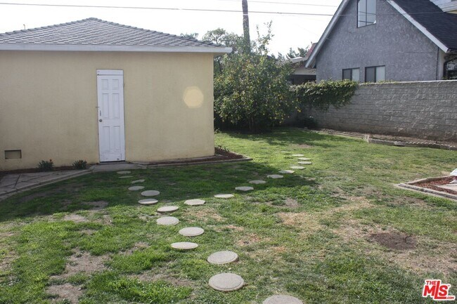 Foto del edificio - 2561 Tilden Ave