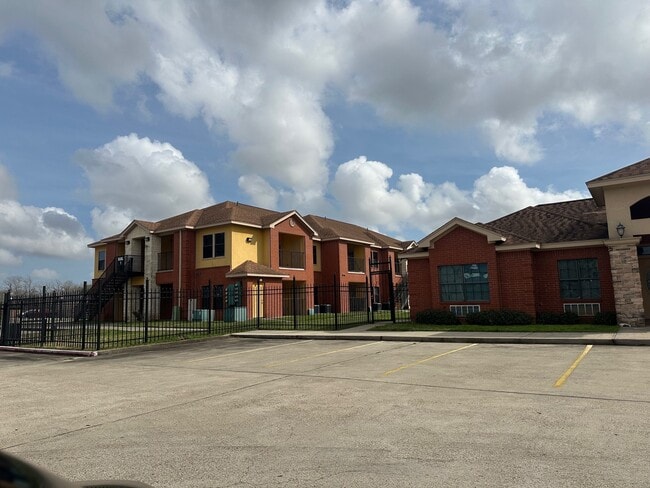 Building Photo - 107 Oak Park Dr