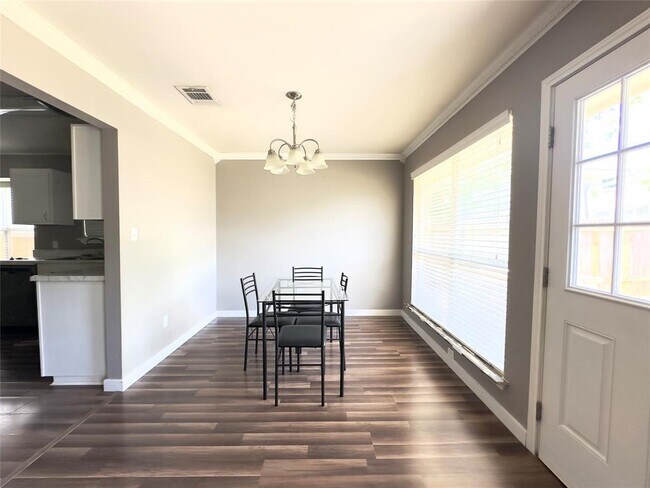Foto del edificio - 711 Spring Brook Ln