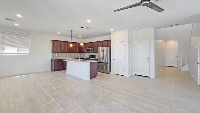 Building Photo - Community pool! Excellent Goodyear location!