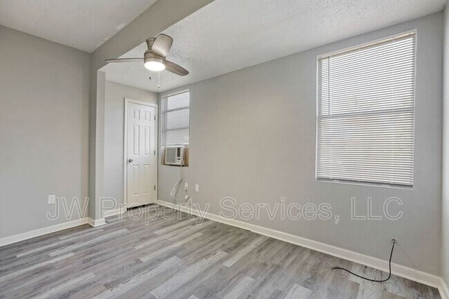 Foto del edificio - 3705-3707 N Galvez St